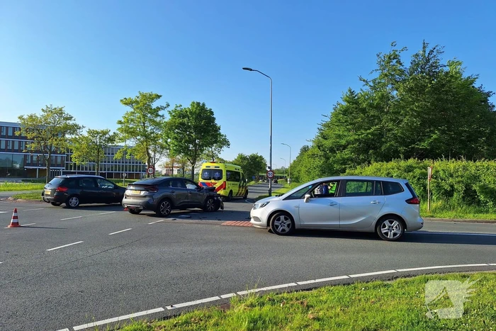 Auto zwaar beschadigd na frontale botsing