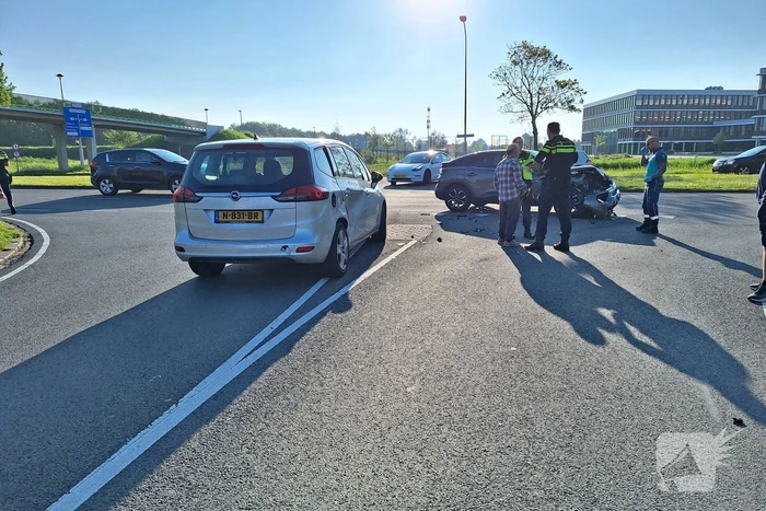 Auto zwaar beschadigd na frontale botsing