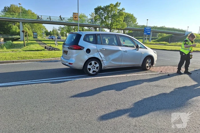 Auto zwaar beschadigd na frontale botsing