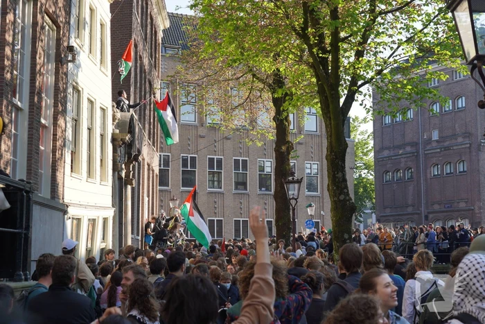 Demonstranten bezetten Binnengasthuisterrein