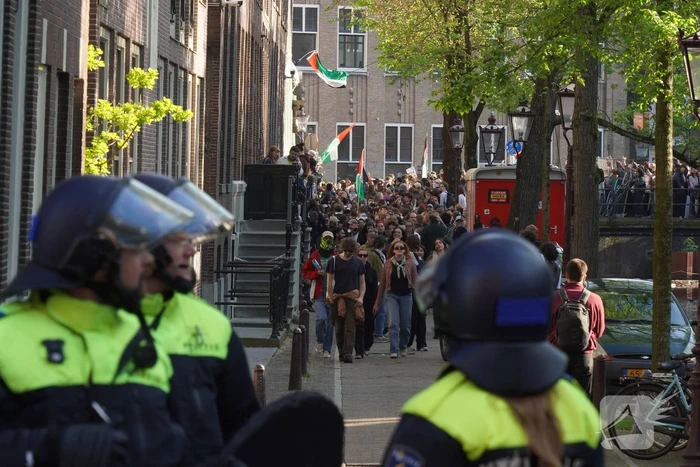 Demonstranten bezetten Binnengasthuisterrein
