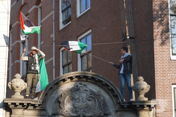 Demonstranten bezetten Binnengasthuisterrein