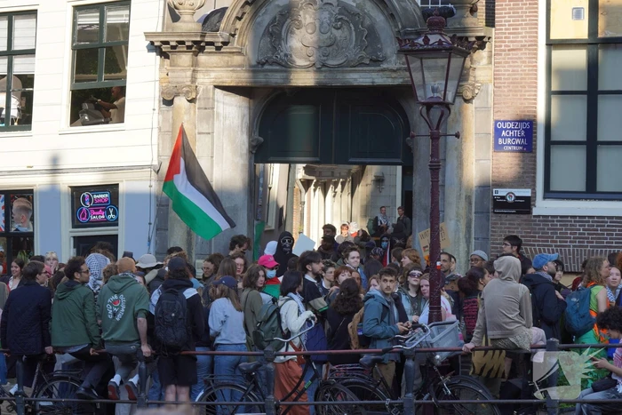 Demonstranten bezetten Binnengasthuisterrein