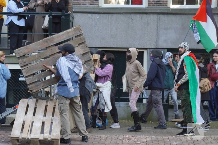 Demonstranten bezetten Binnengasthuisterrein