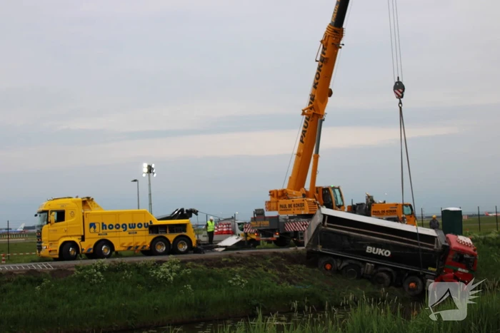Vrachtwagen belandt in het water
