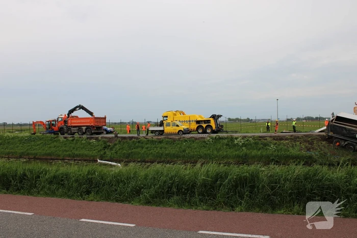 Vrachtwagen belandt in het water