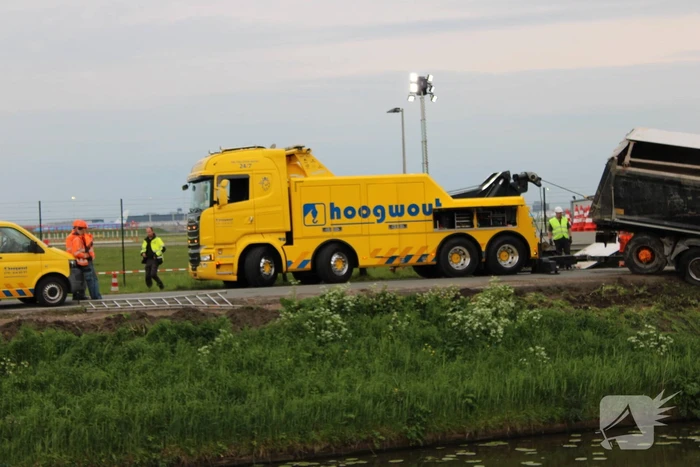 Vrachtwagen belandt in het water