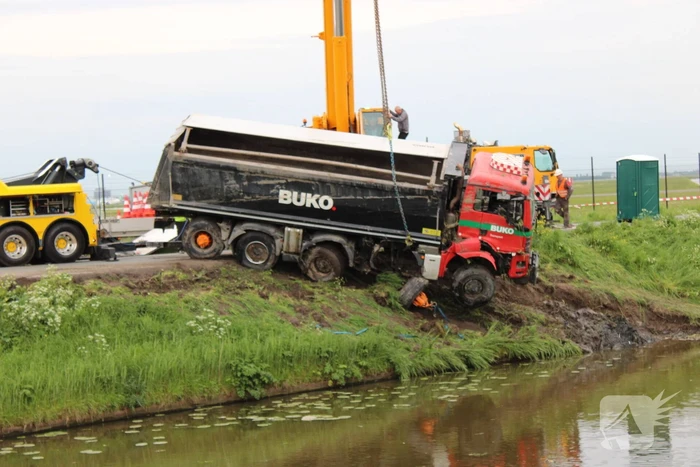 Vrachtwagen belandt in het water