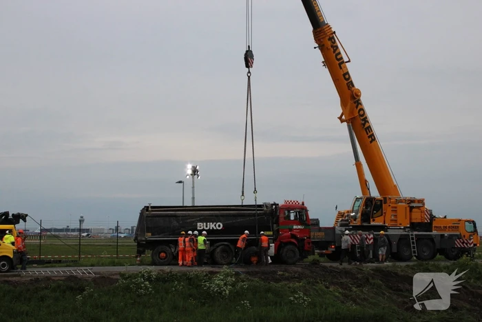 Vrachtwagen belandt in het water