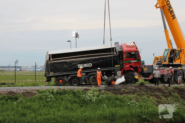 Vrachtwagen belandt in het water