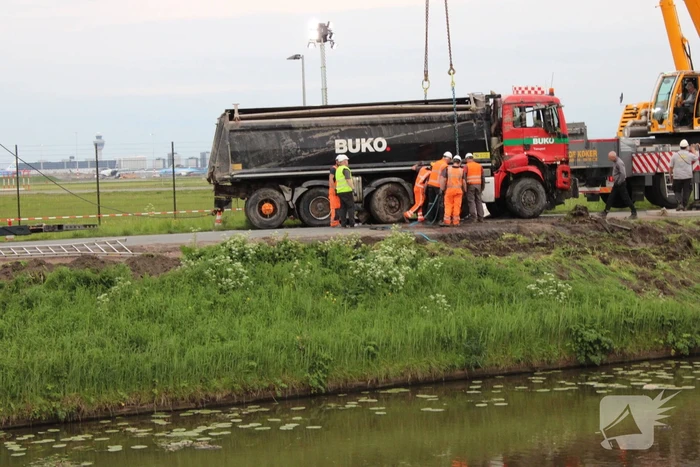 Vrachtwagen belandt in het water