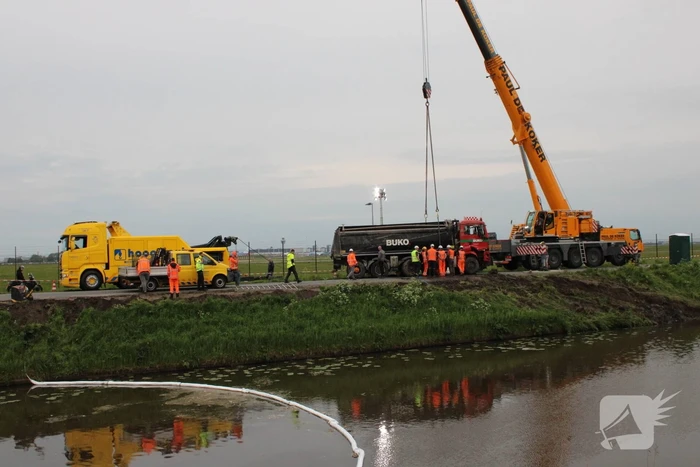 Vrachtwagen belandt in het water
