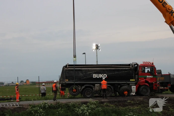 Vrachtwagen belandt in het water