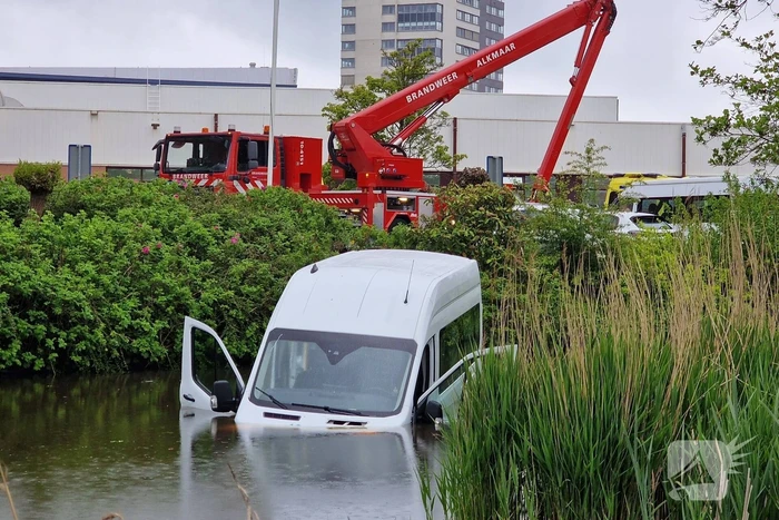 Rolstoelbus te water na aanrijding