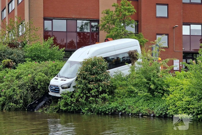 Rolstoelbus te water na aanrijding