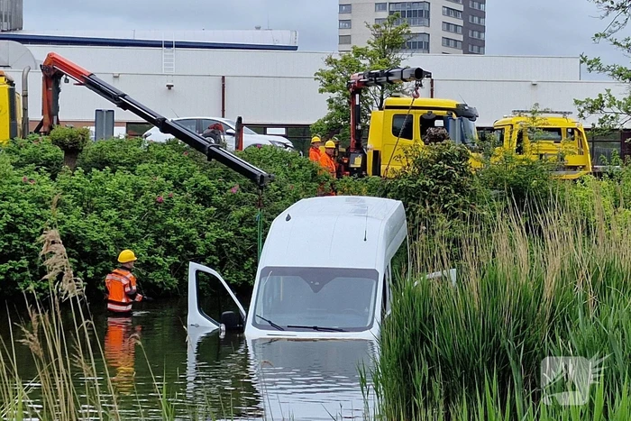 Rolstoelbus te water na aanrijding