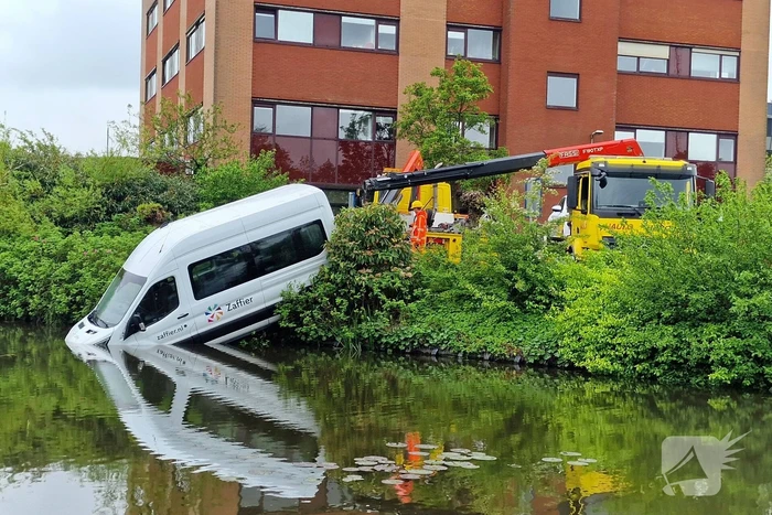 Rolstoelbus te water na aanrijding