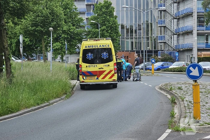 Automobilist rijdt vrouw in rolstoel aan