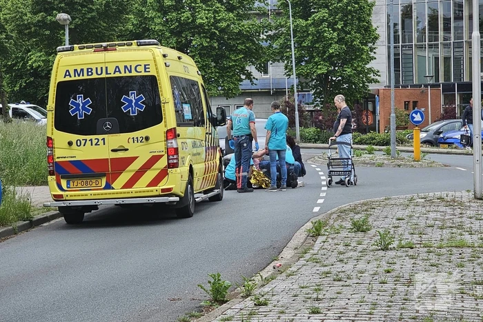 Automobilist rijdt vrouw in rolstoel aan