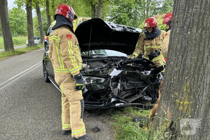 Automobilist raakt van de weg, knalt tegen boom