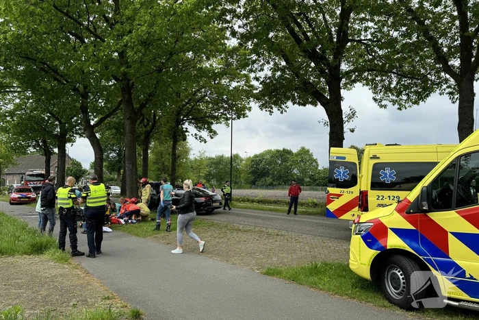 Automobilist raakt van de weg, knalt tegen boom