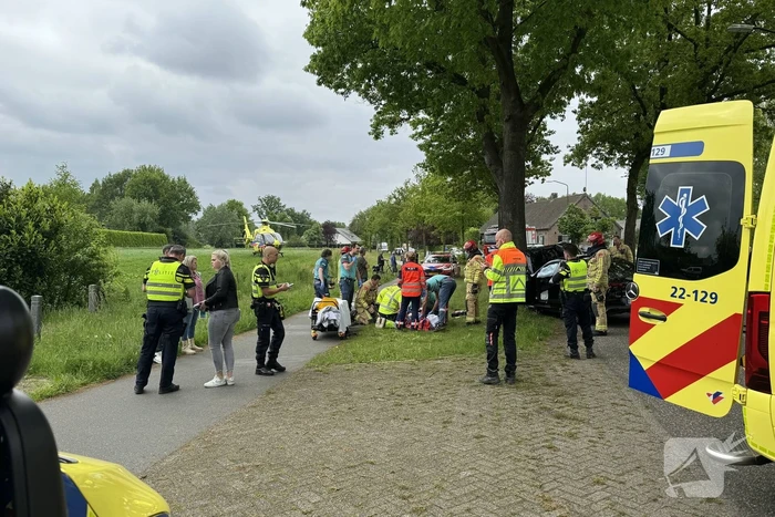 Automobilist raakt van de weg, knalt tegen boom