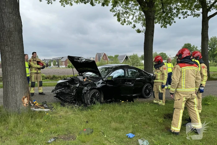 Automobilist raakt van de weg, knalt tegen boom