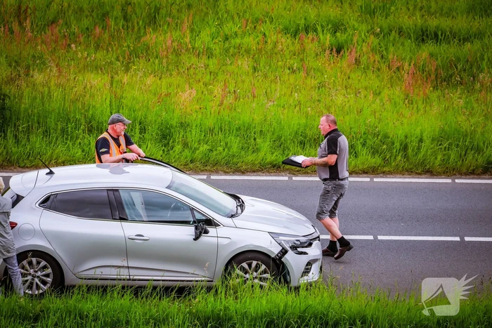 Personenwagen afgesleept na botsing met vrachtwagen