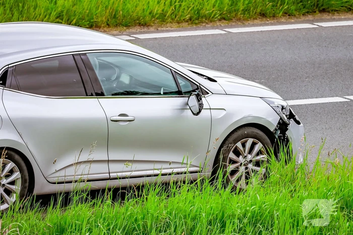 Personenwagen afgesleept na botsing met vrachtwagen