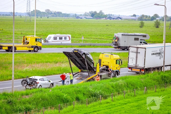 Personenwagen afgesleept na botsing met vrachtwagen