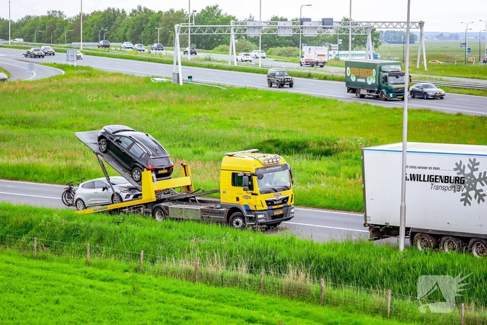 Personenwagen afgesleept na botsing met vrachtwagen