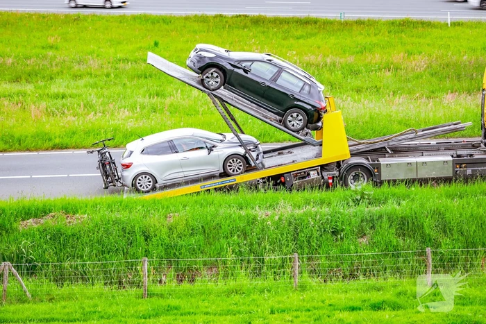 Personenwagen afgesleept na botsing met vrachtwagen