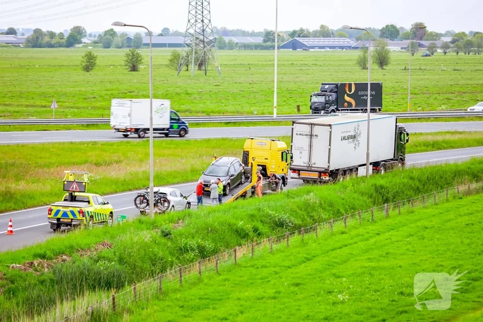 Personenwagen afgesleept na botsing met vrachtwagen