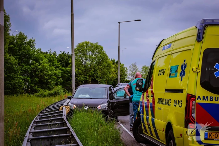 Twee personenwagens botsen op elkaar