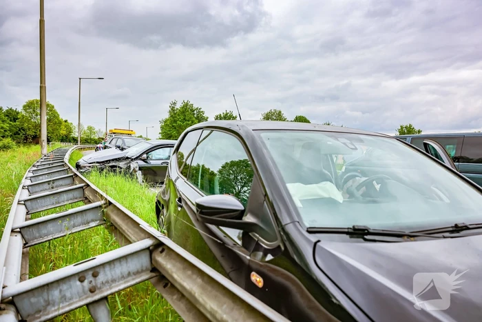 Twee personenwagens botsen op elkaar