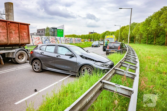 Twee personenwagens botsen op elkaar