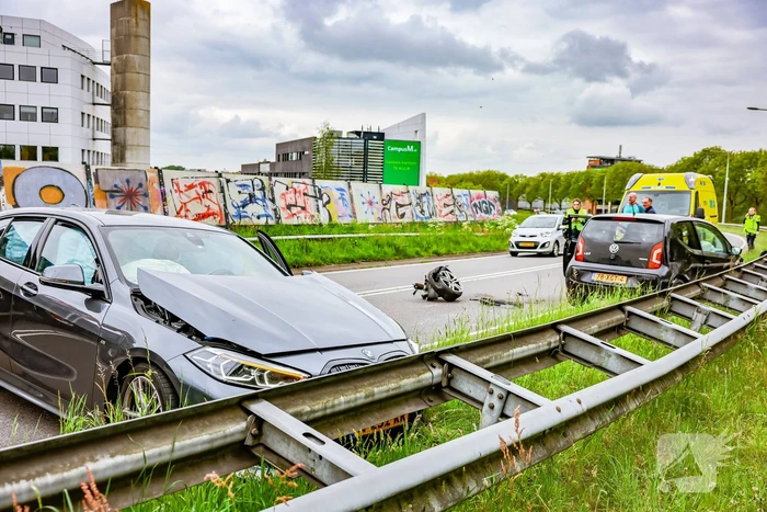 Twee personenwagens botsen op elkaar