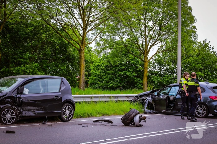 Twee personenwagens botsen op elkaar