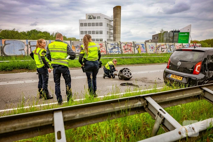 Twee personenwagens botsen op elkaar
