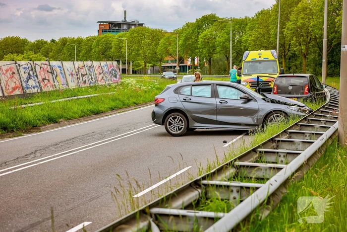 Twee personenwagens botsen op elkaar