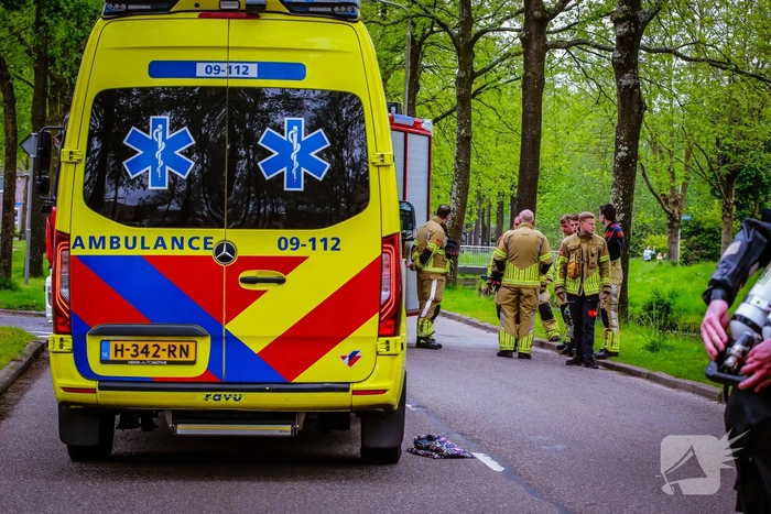 Broer springt in het water om zusje te redden