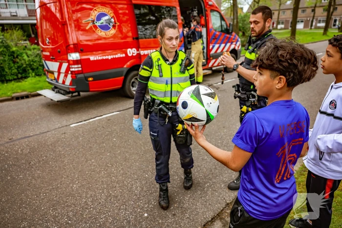 Broer springt in het water om zusje te redden