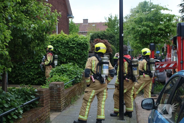 Brand in dak van woning snel onder controle
