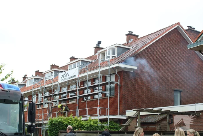 Brand in dak van woning snel onder controle