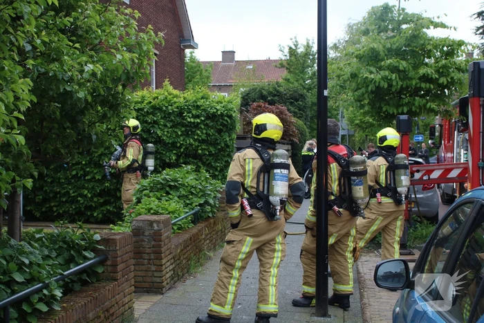 Brand in dak van woning snel onder controle