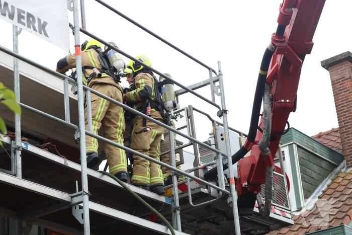 Brand in dak van woning snel onder controle