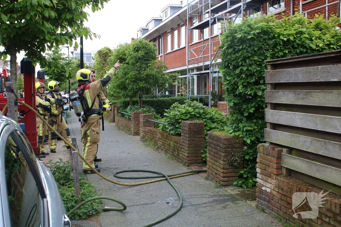 Brand in dak van woning snel onder controle