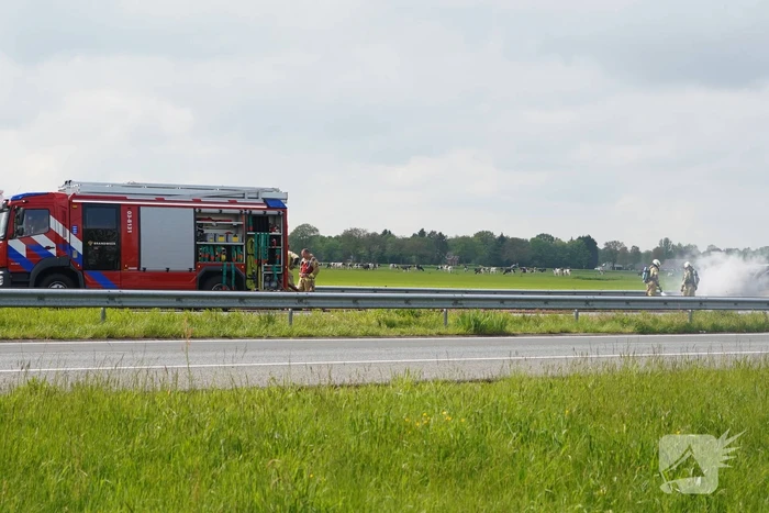 Bestelbus brandt uit op A28