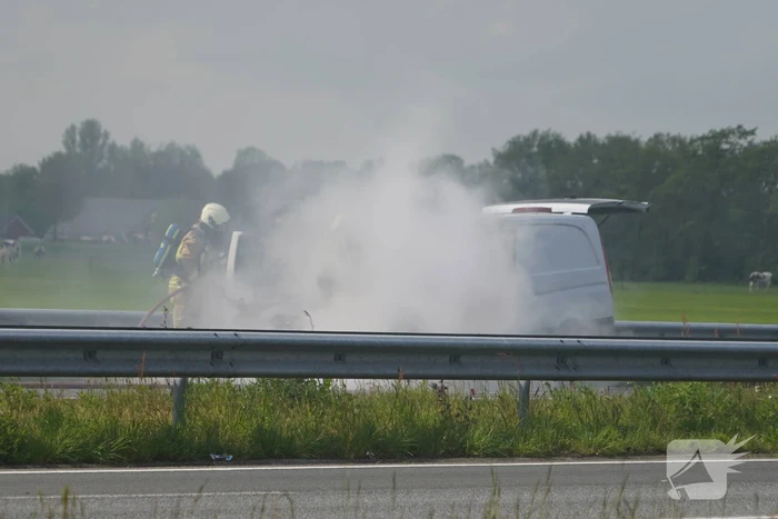 Bestelbus brandt uit op A28
