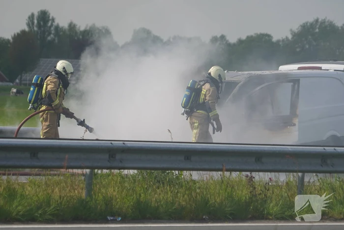 Bestelbus brandt uit op A28
